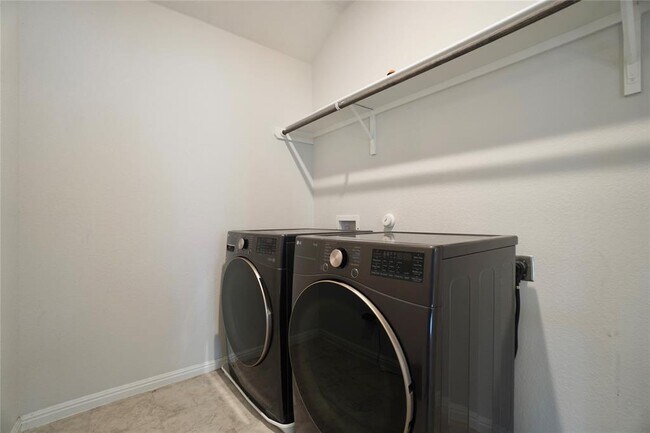 Building Photo - 2513 Danbury Ln