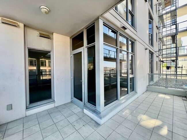 Building Photo - Beautiful upgraded condo Downtown w/ Washe...