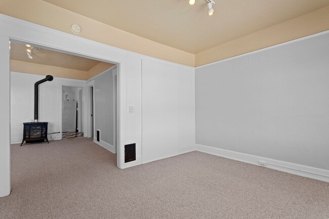 Building Photo - 1 Bedroom with den close to SW! Walking distance to Providence Park!