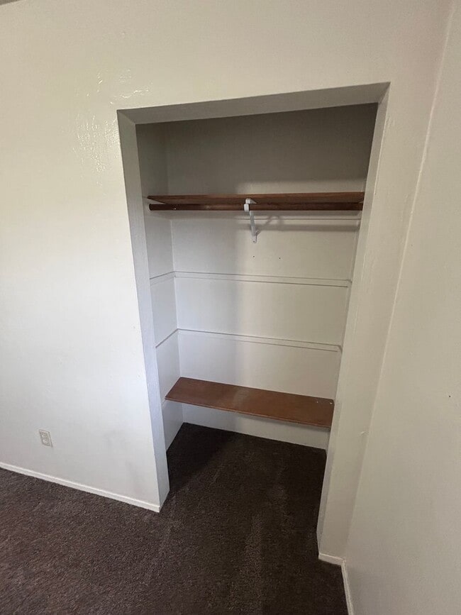 Building Photo - 3 bedroom 1 bath house w/ attached garage in Coos Bay!