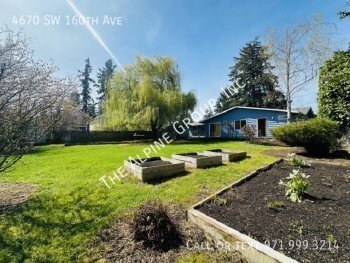 Building Photo - Single-level home, hardwoods, deck!