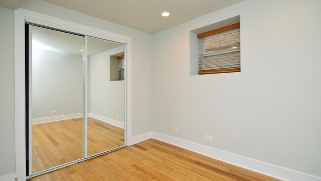 Building Photo - 6429 N Lakewood Ave