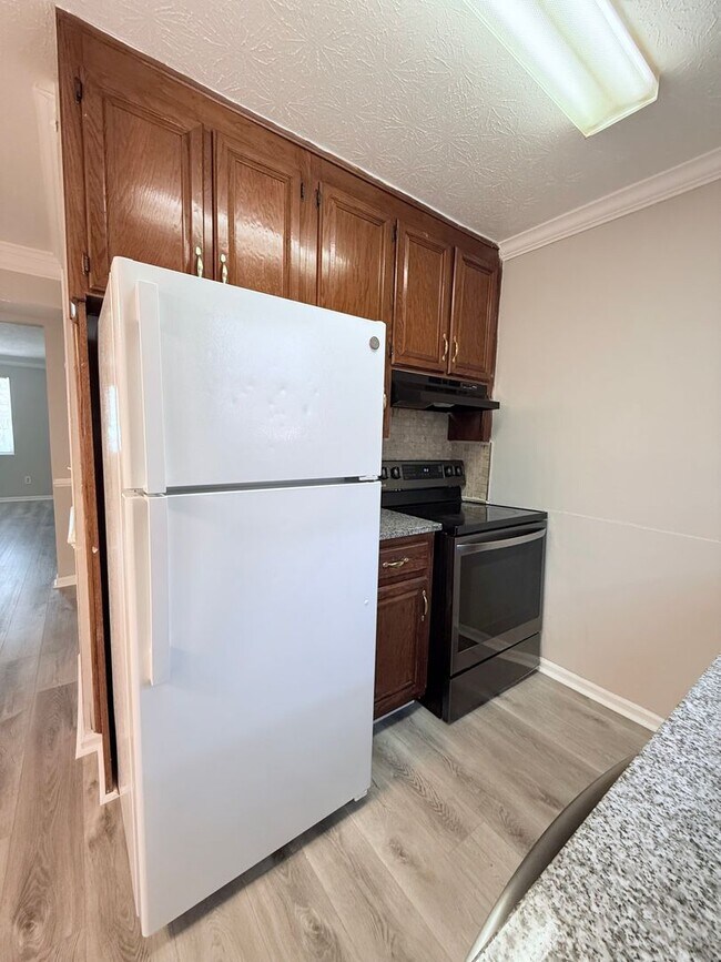 Building Photo - Downtown Sugar Hill Townhome - 2 bed/1.5 bath end unit