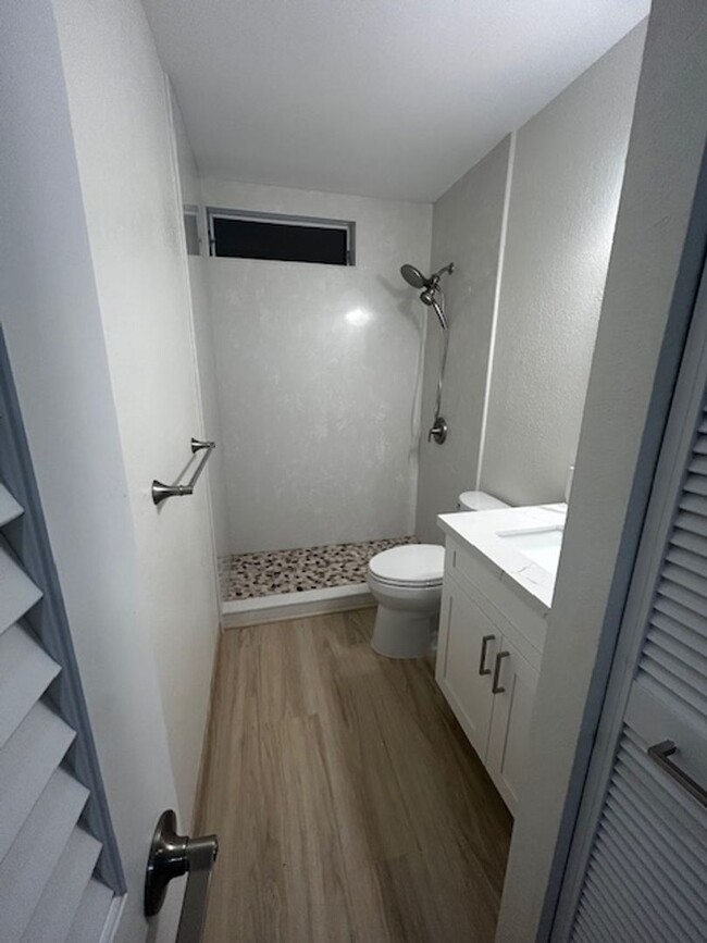 Building Photo - Available Now!  1 bedroom/ 1 bathroom/ 1 a...