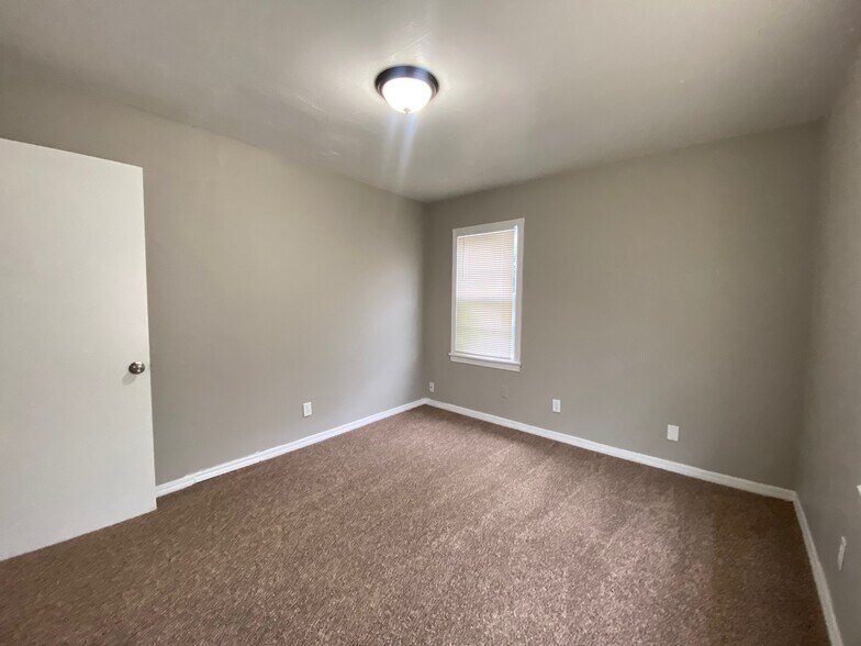Building Photo - 3712 Woodside Dr
