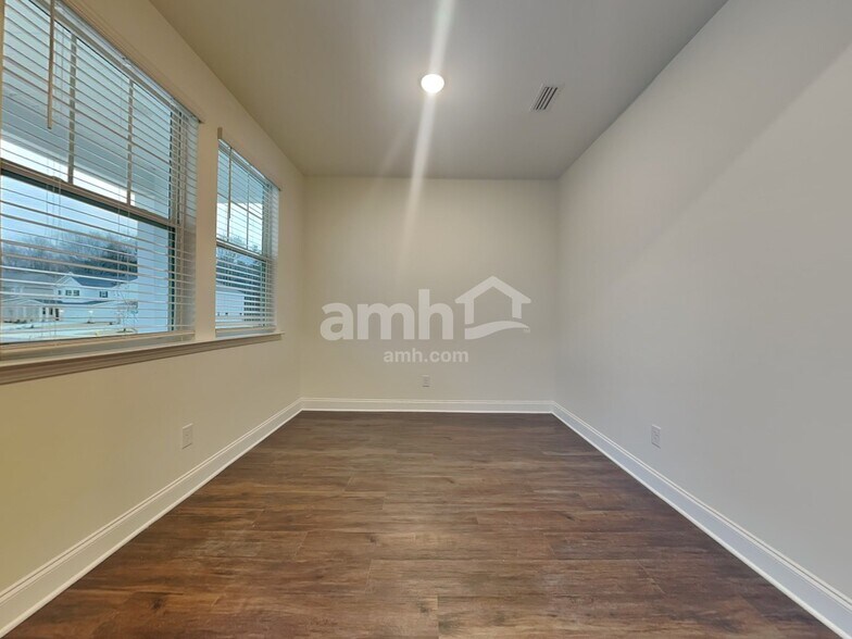 Building Photo - 5500A Farm Pond Ln