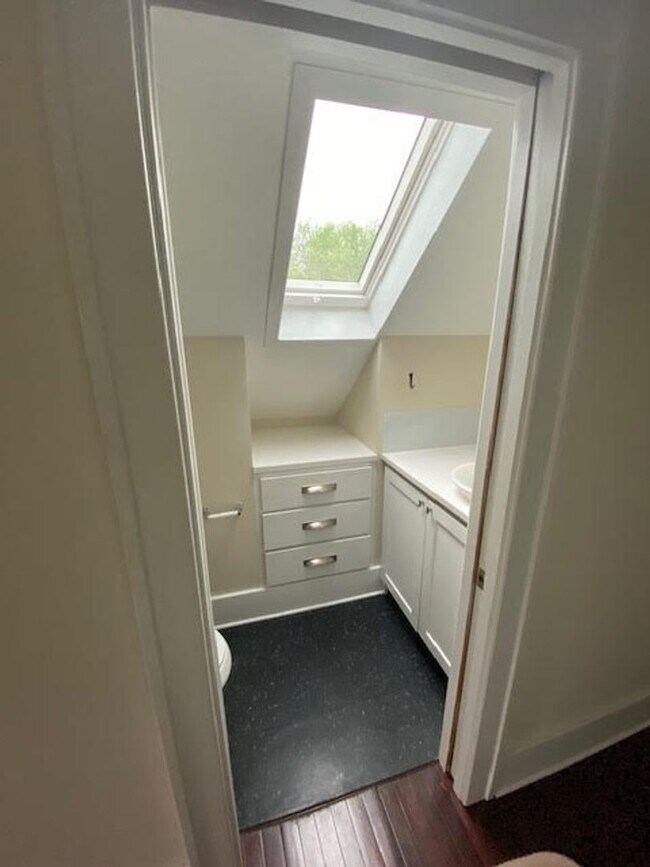 Building Photo - Charming 3-Bedroom, 1 1/2 Bath Upper Duplex in Beautiful Garfield Park Neighborhood