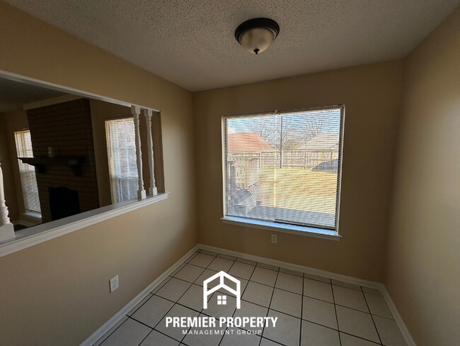 Building Photo - 3BR Home w/ Brick Fireplace, Garage & Fenced Yard in Memphis