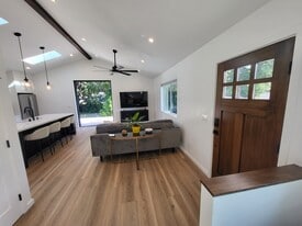 Building Photo - 409 N Rancho Rd