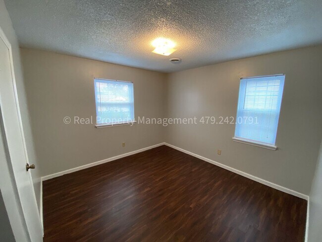 Building Photo - HALF OFF MOVE IN RENT! Cute 3 Bed 1.5 Bath Home ready NOW!