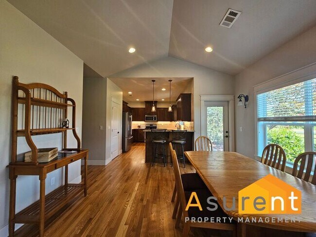 Building Photo - Fully Furnished 2BR/2BA Home in Central Point