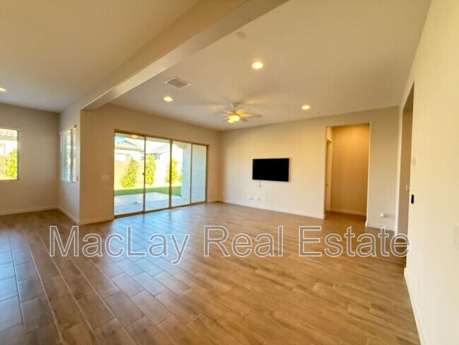 Building Photo - 2996 E Birdsong Ave