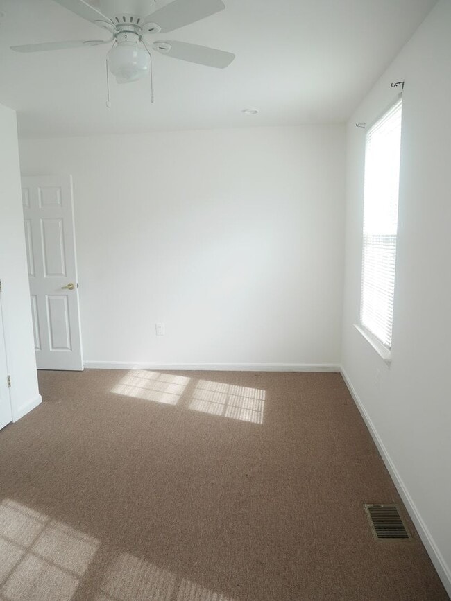 Building Photo - Spacious 3 Bedroom End Unit- Baltimore, MD