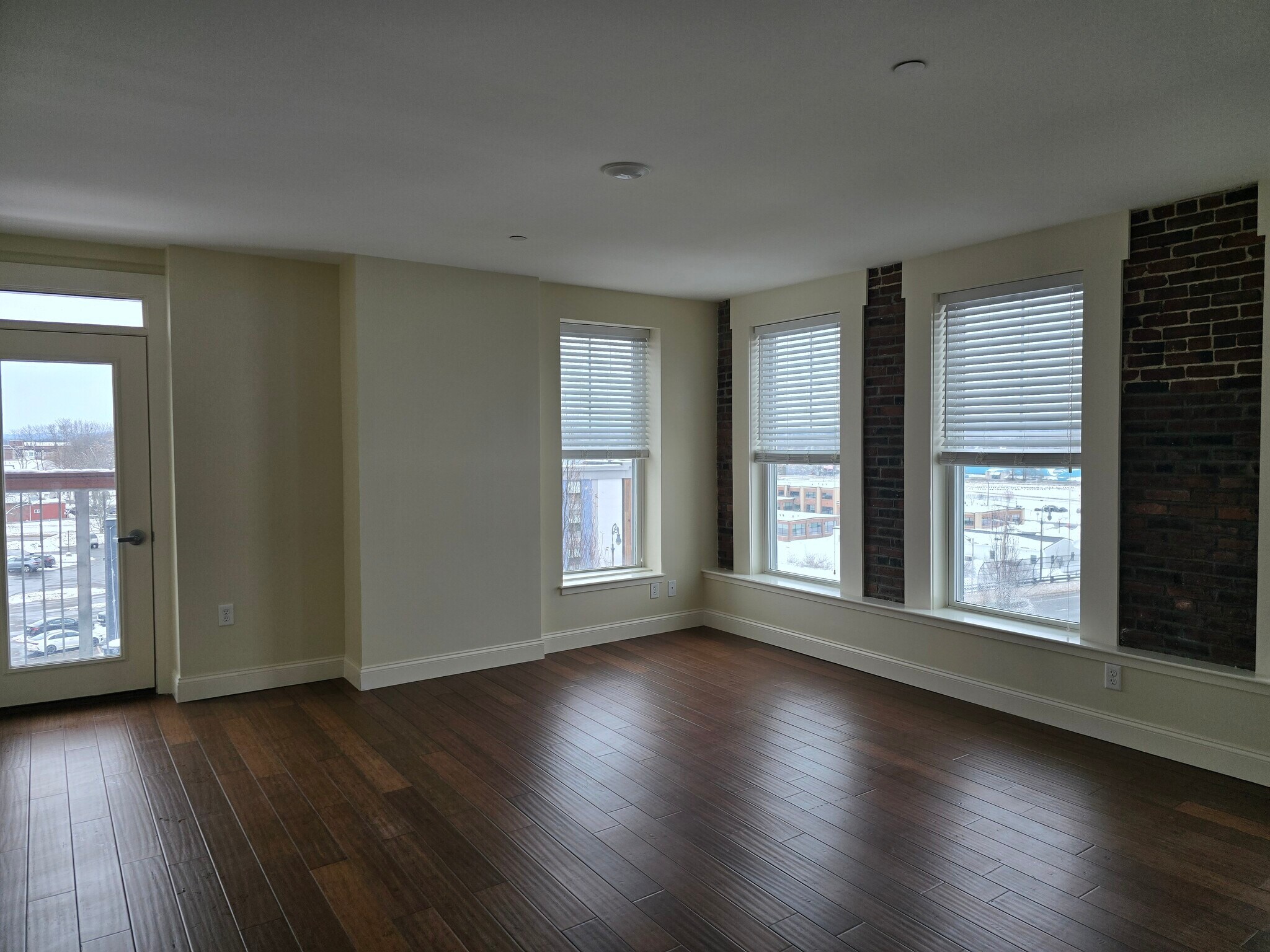 Building Photo - 152 N Main St