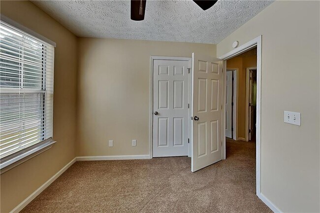 Building Photo - 1049 Braddock Cir