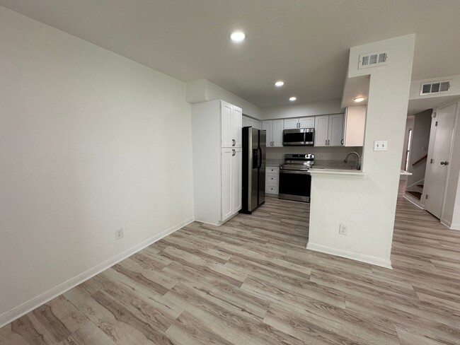 Building Photo - 3 Bedroom 2.5 Bath Townhome near Memorial ...