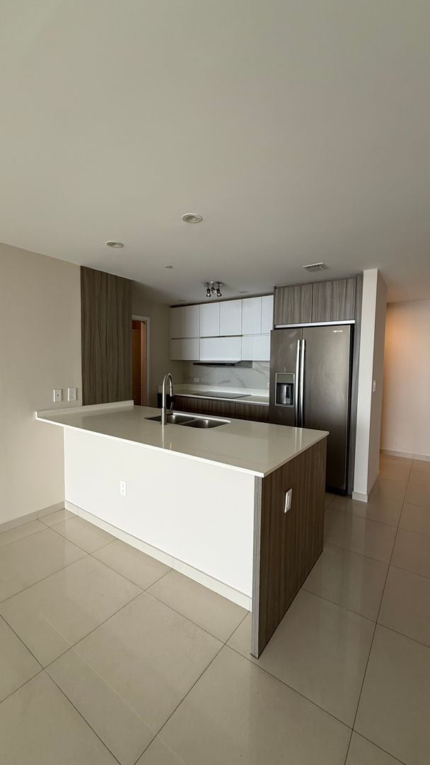 Building Photo - Spacious 3BR/3BA with bay views in the heart of Edgewater!