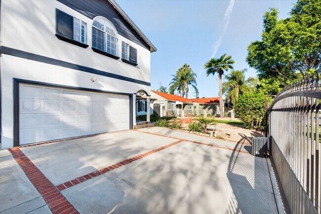 Building Photo - 6257 Bluebell Ave