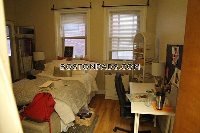 Building Photo - 871 Beacon St