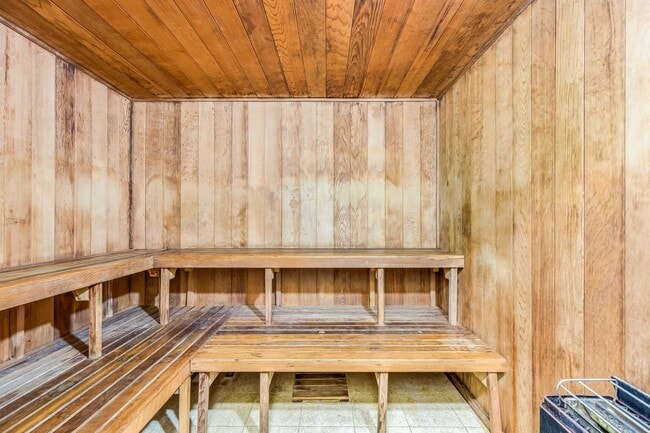 Building Photo - High 2 bedroom with sweeping views!
