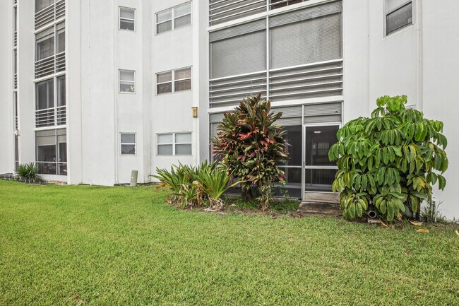 Building Photo - 3595 Birdie Dr