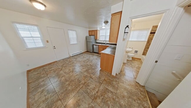 Building Photo - 3 Bedroom Campus House