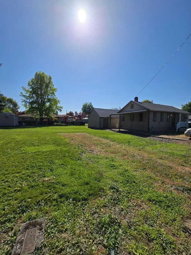 Building Photo - Pet Friendly 2 Bedroom House with a Storag...