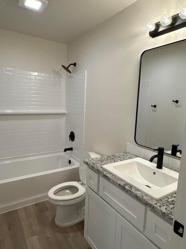 Building Photo - 2509 Kenwood Ave