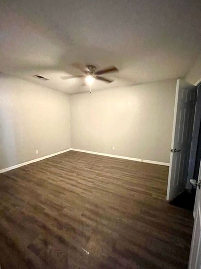 Building Photo - 2 Bed / 1 Bath Apartment