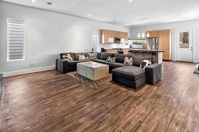 Building Photo - 5511 Paraiso Pl