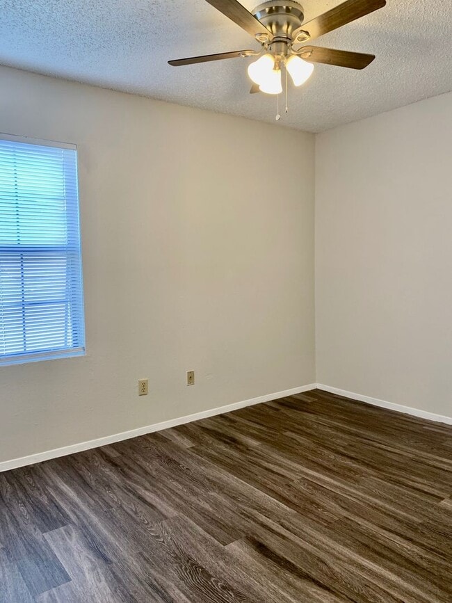 Building Photo - 2 Bedroom apartment w/ Washer and Dryer