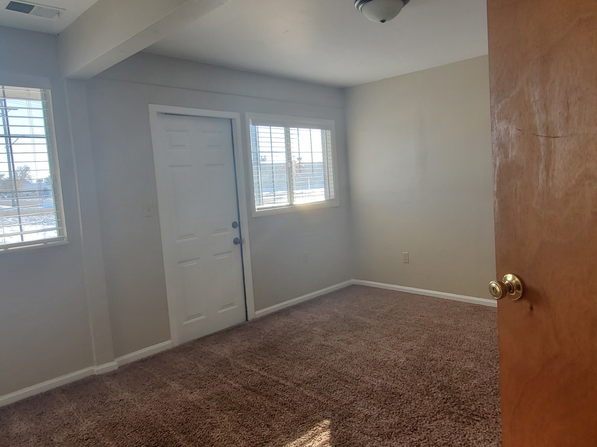 Building Photo - 610 Dahlia St