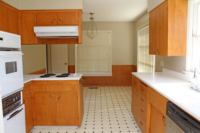 Building Photo - 8025-8027 SW Northvale Wy