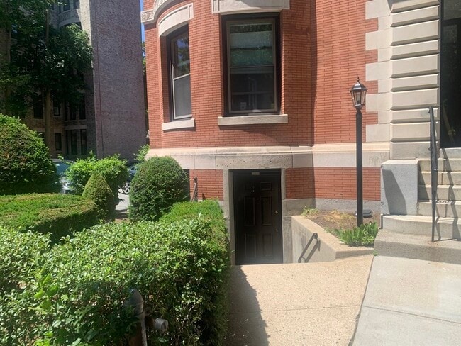 Building Photo - 1064 Beacon St