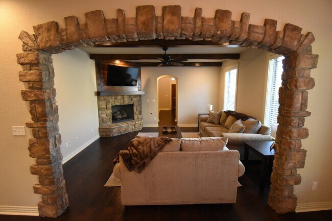 Building Photo - Stunning Fully Furnished Home in the Heart of Fayetteville!