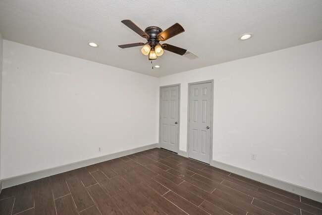 Building Photo - 314 W Hart Ave