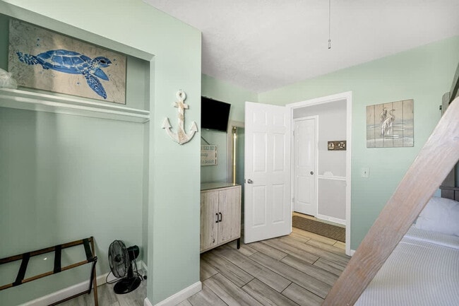 Building Photo - 8743 Thomas Dr