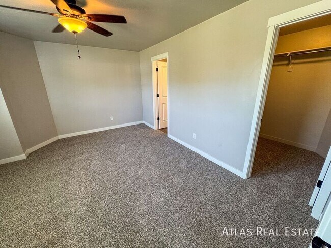 Building Photo - 2530 W Knights Ln