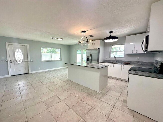 Building Photo - 5160 SW 26th Ave
