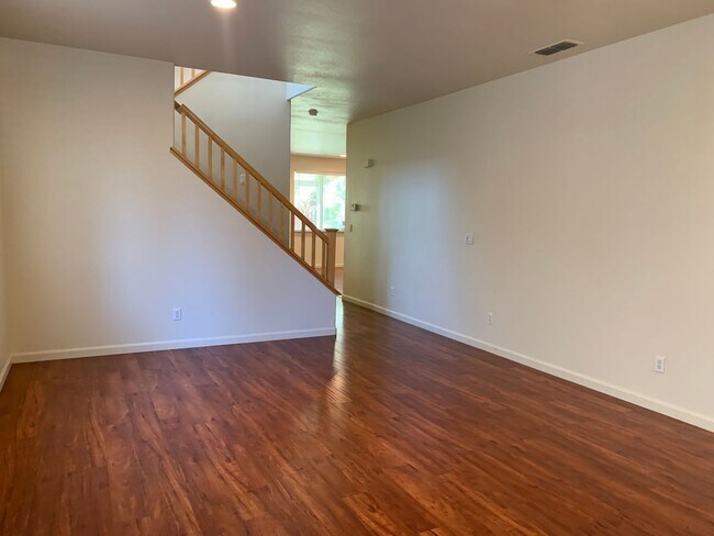 Building Photo - Spacious 4 bedroom 2.5 Bathroom Gold River...