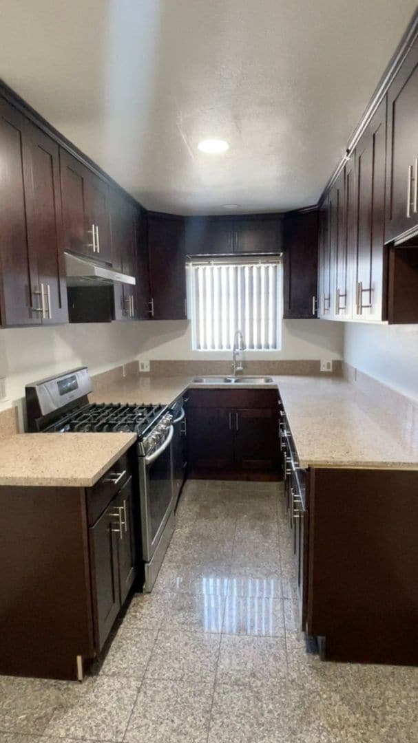 Building Photo - Remodeled Duplex close to the beach