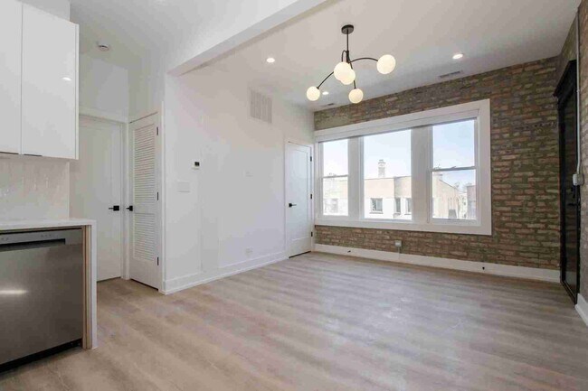 Building Photo - 1039 W Byron St