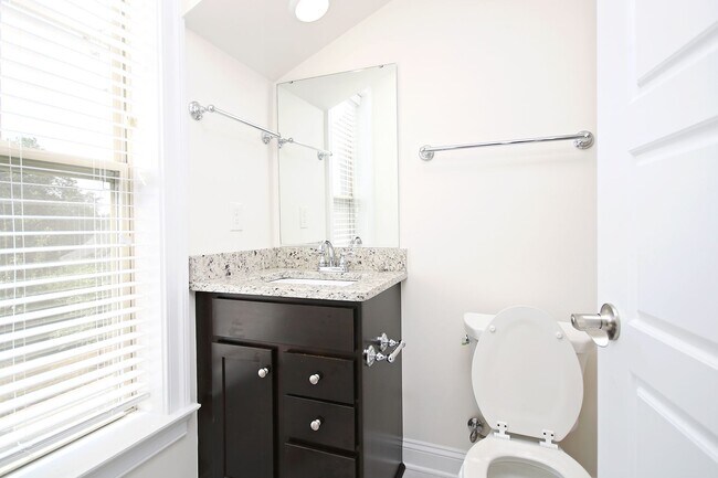 Building Photo - Convenient to UVA's Graduate Schools