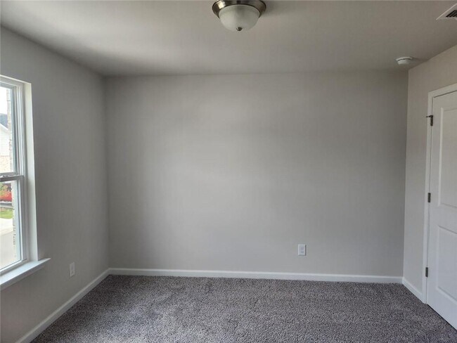 Building Photo - 1050 Sunny Lk Dr