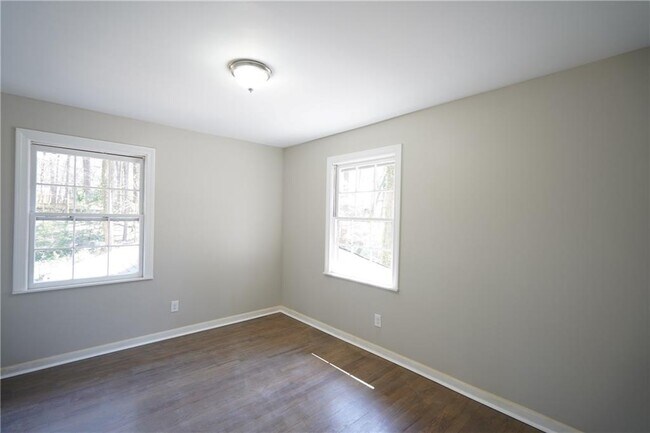 Building Photo - 2221 Pinecliff Dr NE