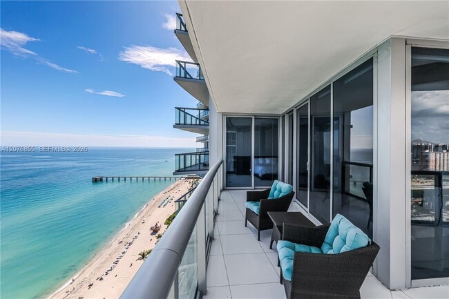 Building Photo - 17001 Collins Ave