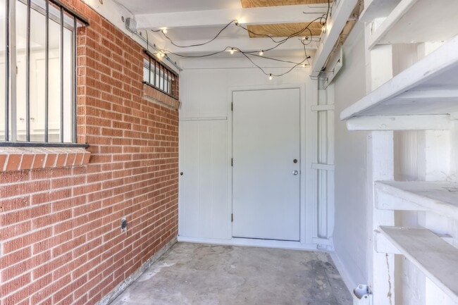 Building Photo - 417 E Jacinto St