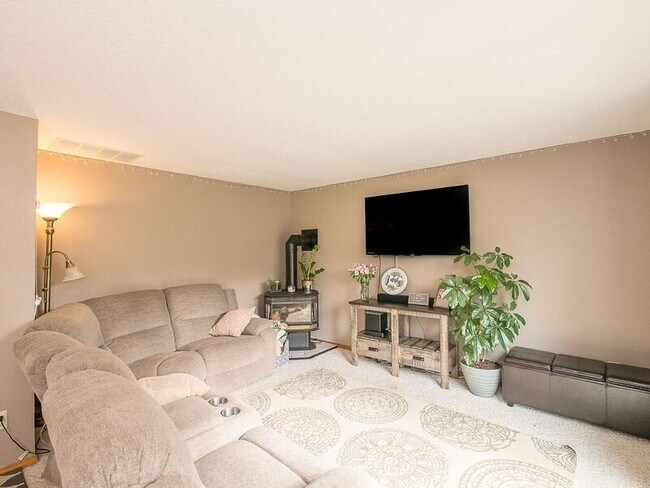 Building Photo - 1810 NE Estate Dr