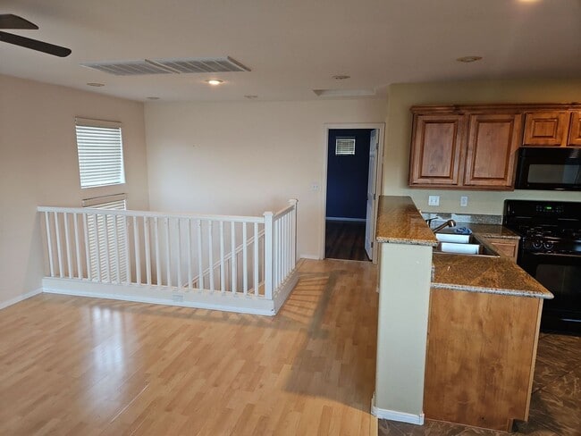 Building Photo - Beautiful 2 bedroom 2.5 bath !