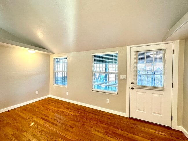 Building Photo - Renovated Studio with Front and Back Yard!...